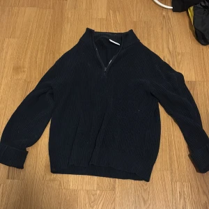 Tröja från grunit, quart zip.  - Mörkblå stickad tröja för bra pris. Storlek M passar ungdomar som är ungefär 160. Tänker 60 kr men priset kan diskuteras vid snabb affär. Tröjan funkar bra året runt och kan stylas på många olika sätt. Köper du båda tröjorna som jag lagt upp kan du få båda för 100 kr! Så fraktar jag i samma paket!!