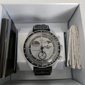 Omega x Swatch Speedmaster MoonSwatch Mission to Earthphase - Säljer denna feta Omega moonswatch klockan. Finns knappt i Sverige och är helt ny och oanvänd. Orginalbox medföljer. Pris 4399 kr. Vid funderingar skriv! Möts helst upp vid köp!