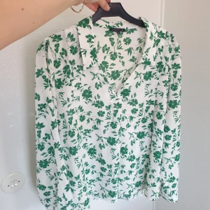 Blus - Mönstrad blus från Stockh lm