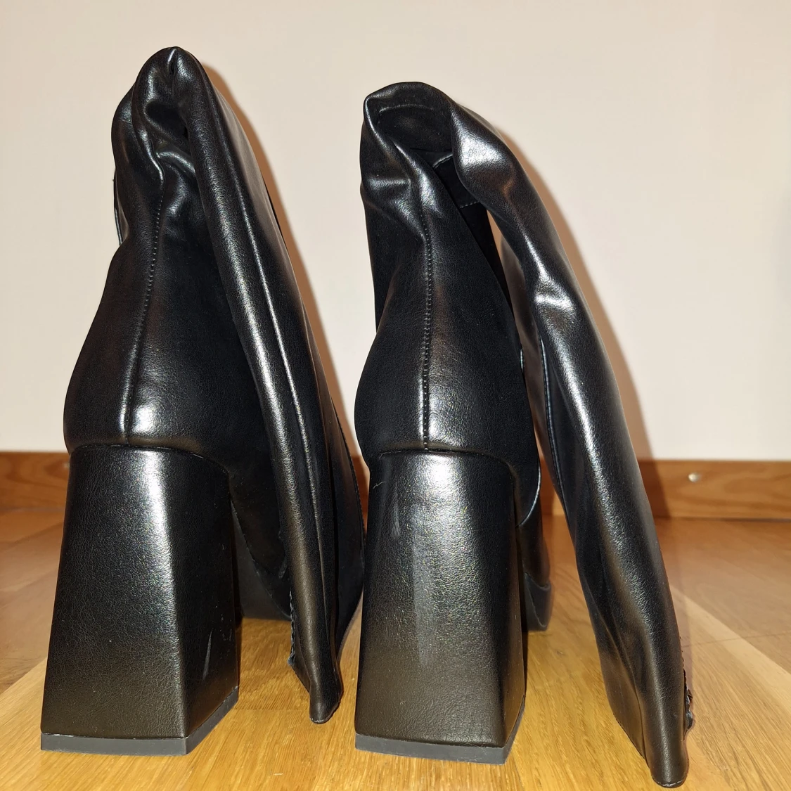 Svarta höga boots med klack - 1