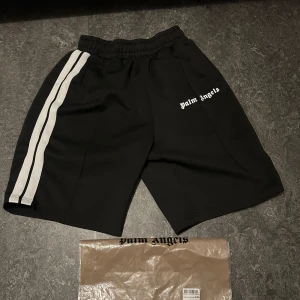 Svarta shorts från Palm Angels - Svarta shorts från Palm Angels säljs nu, helt nya aldrig använda. De är S men är riktigt stora i storleken, vilket även gör de väldigt sköna, påse ingår även.