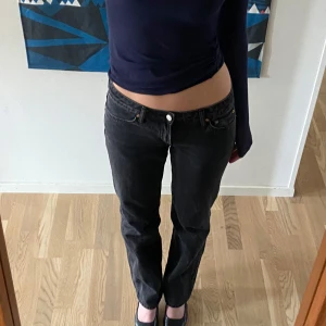 Lågmidjade Jeans Weekday - Svarta raka Lågmidjade jeans från weekday i storleken W27 L34 💗