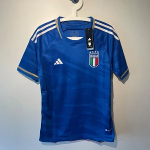 Italien fotbollströja  - Italien fotbollströja i nyskick. Om du har frågor är det bara att skriva🙌