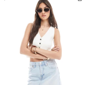 Ljusblå jeanskjol från Stradivarius - Säljer en ljusblå jeanskjol från Stradivarius i klassisk denim med fem fickor och bälteshällor. Kjolen är en mini-modell med raka linjer och knapp- samt dragkedjestängning framtill. Perfekt nu till sommaren!