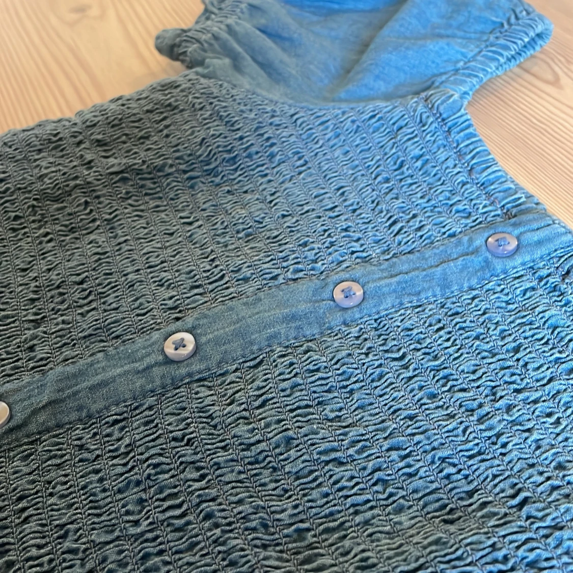 Blå smockad blus med puffärm från KappAhl - 3