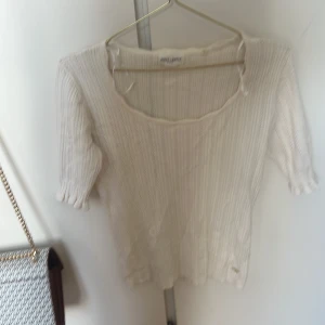Vit ribbad stickad tröja från Lindex  - Säljer en vit stickad tröja från Lindex  med ribbat mönster. Tröjan har rund halsringning och trekvartsärm. 