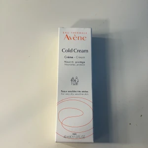 Avène Cold Cream - Avène Cold Cream är en närande och skyddande ansiktskräm för mycket torr och känslig hud. Kommer i en vit och orange förpackning, 40 ml. Perfekt för att återfukta och lugna huden. Oöppnad och ej använd. Köpte fel.