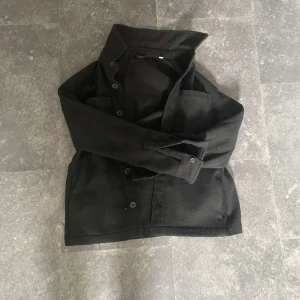 Svart overshirt från D’once de la sense - Säljer en svart overshirt från D’once de la sense i storlek XS. Jackan har använts ca 10 gånger. Tillverkad i mjuk bomull.