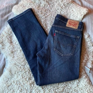 Levi's 541 jeans - Klassiska blå Levi's 541 jeans med raka ben och femficksmodell. Jeansen är liknande till den populära 501 modellen! Jeansen har en tydlig vintage-look med slitningar och den ikoniska läderpatchen bak i midjan. Perfekta för en avslappnad och tidlös stil. Jeansen har inga större tecken på användning och har ett skick runt 9/10. Tveka inte på att höra av dig vid frågor eller funderingar! ⭐️