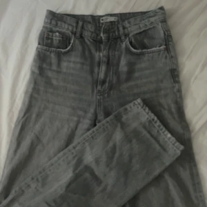 Grå jeans från Gina - Säljer ett par grå jeans från Gina . Jeansen har normal passform.