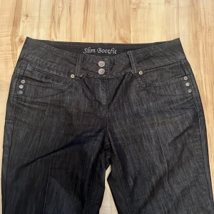 Svarta bootcut jeans - Säljer ett par svarta jeans med bootcut-modell. Suuperfina, men tycörr försmå för mig 😢🥲