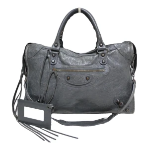 Balenciaga City Bag - Säljer denna balenciaga väska, den är tidigare köpt på vestiaire så den är äktighetsbevisad. Måtten är 38cm bredd och 24cm höjd. Den har lite defekter på hörnen av väskan men är inte särskilt märkvärdigt. Spegeln är kvar.