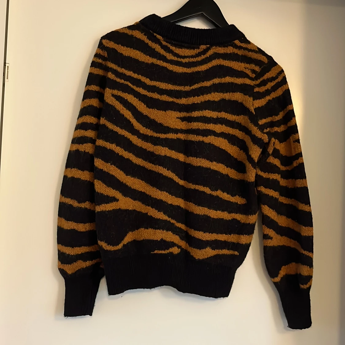 Svart och brun zebramönstrad stickad tröja från Three Sixty Five - 1