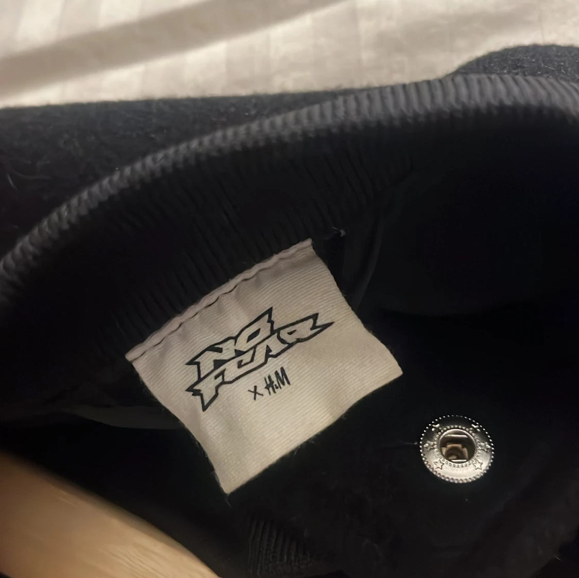 Svart och vit varsityjacka från No Fun/H&M - 4