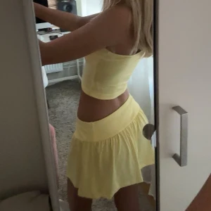 Gult sett - Säljer ett jättegulligt gult sett! Perfekt till sommaren! Köpte utomlands så vet ej vart det är ifrån!💗