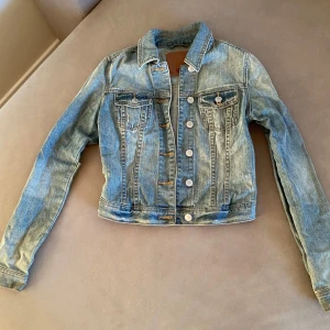 Jeansjacka Gina Tricot - Fin jeansjacka från Gina tricot perfekt nu under våren och sommaren🩵 Storlek xs skulle säga att den är true to size. 