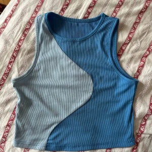 Croptop - Croptop i väldigt skönt material. Storlek L. Använd några gånger. 