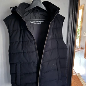 Brunn & stengade väst  - Säljer min väst då den inte används längre, nypris på västen ligger på 2199kr, mitt pris ej hugget i sten. Bara höra av dig vid minsta fråga 🙌