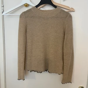Beige stickad tröja från Zara - Säljer en beige stickad tröja från Zara i storlek XS. Materialmix med polyamid, akryl, ull och alpacka. Hör av dig vid frågor eller intresse 💕