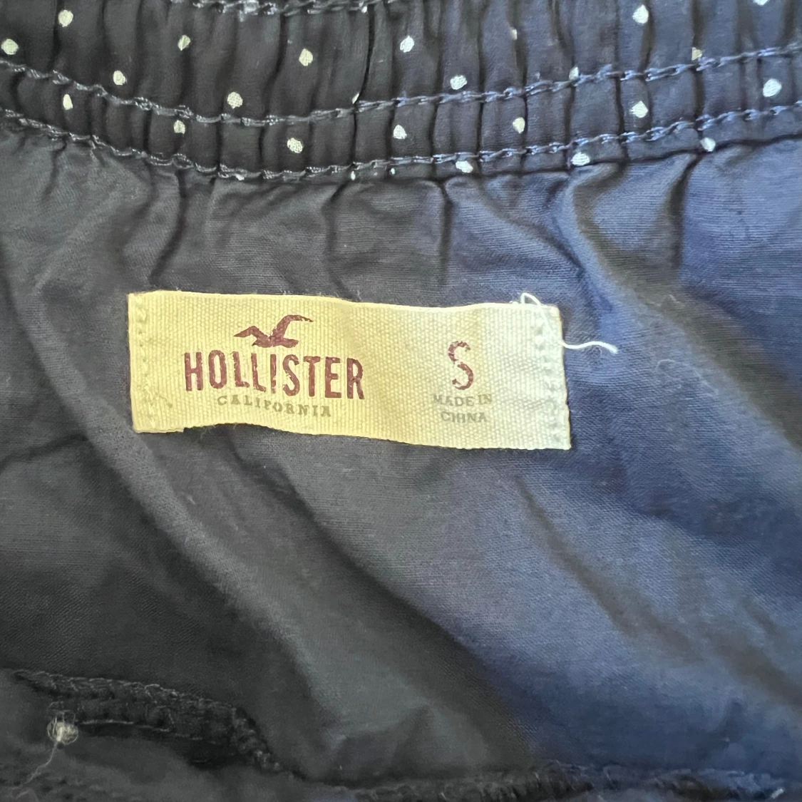 Mörkblå prickig volangkjol från Hollister - 3