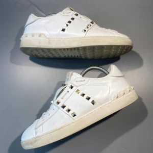 Valentino skor - Hej! Säljer nu mina skor från märket Valentino, storlek 40 bra skick, givetvis äkta. Tveka inte på att höra av dig om du har frågor eller funderingar kring skorna! 