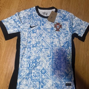 Portugal fotbollströja  - Säljer en sprillans ny Portugal fotbollströja från Nike i storlek M som är helt oanvänd med alla etiketter kvar. Den kan även passa i storlek S. Vid fler frågor hör av er!