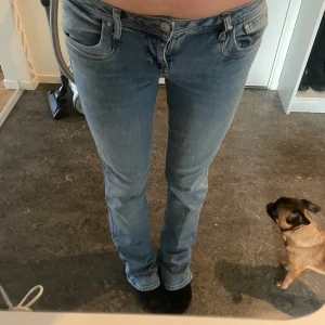Ljusblå jeansbyxor från LTB Valerie - Säljer ett par ljusblå jeansbyxor från LTB, modell Valerie. Klassisk femficksdesign med raka ben och normal passform. Jeansen har snygga kontrastsömmar och är tillverkade i mjukt denimtyg. Pris kan diskuteras, köpare står för frakten💓