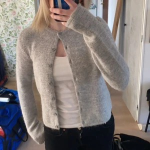Ljusgrå stickad kofta - Ljusgrå stickad kofta från Gina tricot. Skriv om ni har frågor!