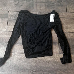 Svart sammetsliknande långärmad topp från Monday - Säljer en svart långärmad topp från Kappahl i storlek xs