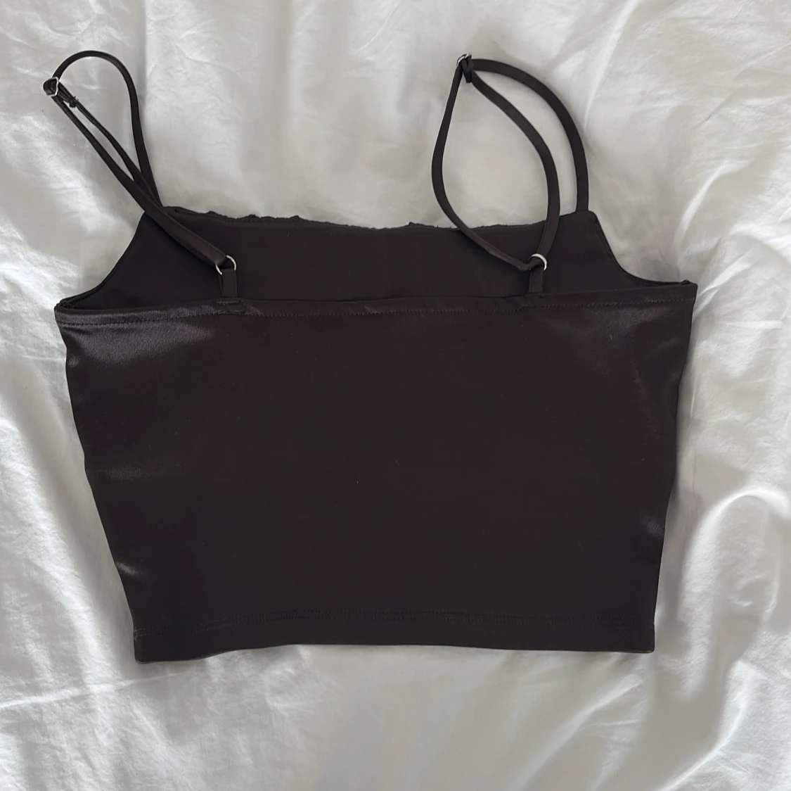 Svart croppad silkes topp med rynkade detaljer - 1