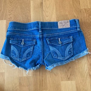 Lågmidjade jeansshorts  - Säljer dessa hollister shorts med snygga fickor då de tyvärr är för korta för mig. Storlek W24. Köpte secondhand men de är i bra skicka. Kan diskutera pris!🥰
