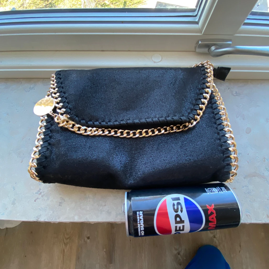 Svart axelväska med guldkedja - 4