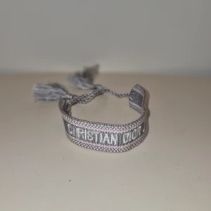Dior armband - Riktigt snyggt dior armband i grå färg, Helt nytt! Armbandet är justerbart så passar nästan alla🤗 Hör av er vid frågor!