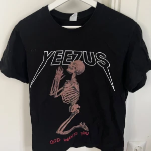 Yeezus t-shirt - Cool svart t-shirt från Yeezus som är från en av kanyes turnéer. Storlek M. Inte så använd. 