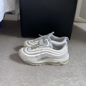 Nike Air Max 97 vita sneakers äkta - Säljer ett par vita Nike Air Max 97 sneakers. Knappast använda då dem är för små för mig. Funkar för både kille och tjej då det är unisex modell på de. Köparen är alltid ansvarig för frakten 