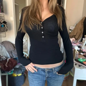 Snygg topp med knappar - Så fin långärmad med knappar! Snygg med ett linne under med