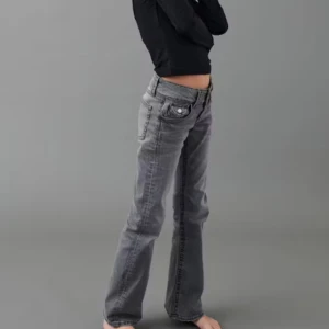 Gråa bootcut jeans - Gråa bootcut jeans från Gina Tricot. Har en liten deffekt(fjärde bilden)men syns knappt. 