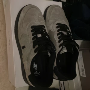 Polo skor  - Säljer mina polo ralph lauren skor då jag inte har någon användning till dom längre, nästan helt nya och fräscha de är använda cirka 3-4 gånger