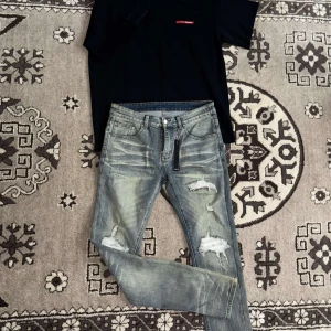 Grå Amiri och Prada t-shirt - Säljer gråa Amiri jeans och svart Prada t-shirt. Amiri jeans grå färg, mycket fint skick. Hög kvalitet och bekväm passform. Prada är svart och klassisk design i mjuk premiumbomull, väldigt välbevarad. Storlek M loose fit. Amiri 200€, Prada 100€. Finns att köpa tillsammans eller separat. Skicka gärna ett meddelabde vid intresse! 