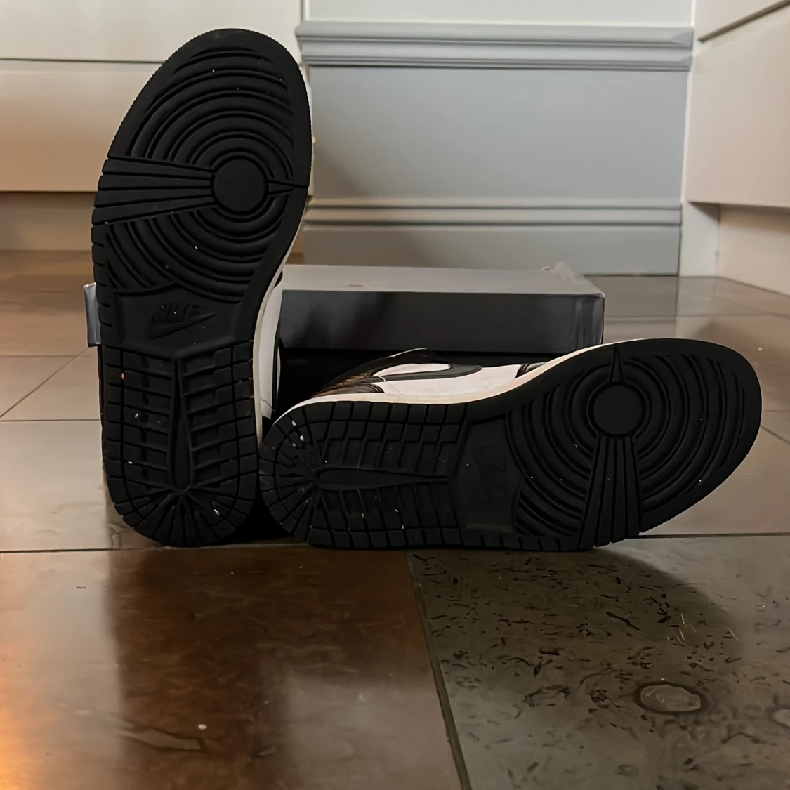 Nike Air Jordans svartvita sneakers - 4