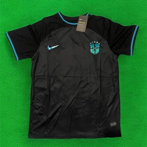 Svart Brasilien fotbollströja från Nike - Säljer en svart Brasilien fotbollströja från Nike med blå detaljer och logga på bröstet. Tröjan har korta ärmar och är tillverkad i ett lätt och ventilerande material. Perfekt för dig som älskar fotboll och vill sticka ut på planen.