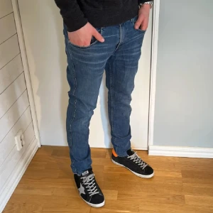 Replay Anbass - Säljer nu mina Replay Anbass i storlek 33/32. Jeansen har inga defekter över huvudtaget!