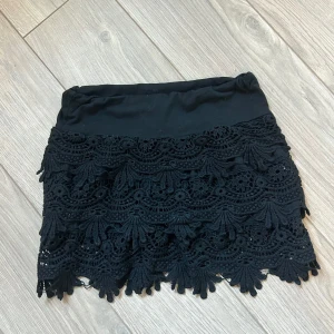 Svart spetskjol med volang - Supersnygg svart kortkjol! Köpt i Spanien och är i storlek S skulle jag gissa på. Skriv om ni vill ha bilder me kjolen på eller nått osv!❤️