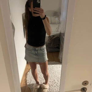 Ljusblå jeanskjol - Ljusblå jeanskjol från Gina🥰