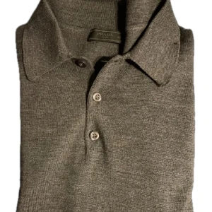 Långärmad piké Prada  - Säljer denna gråa långärmade piké från Prada i strl 46. Hör av dig om du har några frågor eller funderingar!