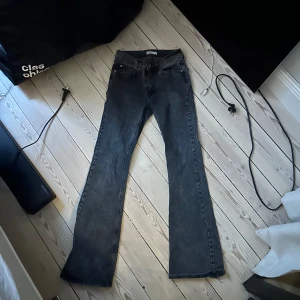 Mörkgrå bootcut jeans - Mörkgråa bootcut jeans från gina