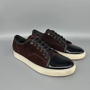 Lanvin Patent Cap Toe Vinröd 45 - Stilrena lanvins i vinröd mocka - skorna är knappt använda och som nya - storlek UK10 (passar 44.5-45)  - nypris 5000kr - enbart skorna medföljer - hör av dig vid frågor!