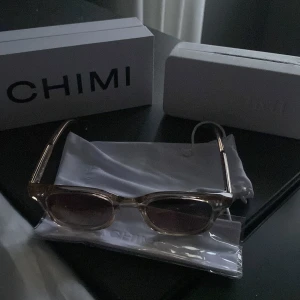 Beige CHIMI 02 - Snygga solglasögon från CHIMI i en beige transparent färg. Rektangulär form med breda skalmar och mörka glas. Perfekt accessoar för att lyfta din stil. Som nytt allt medföljer box, fodral och inplastad duk. Pris kan diskuteras 
