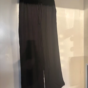 Linnebyxor  - Svarta linnebyxor från Vila med bred resår i midjan och vida ben. Aldrig använda. 