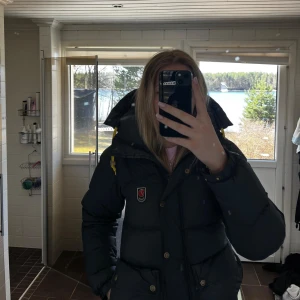 Fjällräven jacka - Världens snyggaste jacka från fjällräven! Älskar älskar älskar! Tyvärr måste den bort då jag ska flytta, storlek XXS men passar mig som har S/M🩷🩷 Jätte fint skick!
